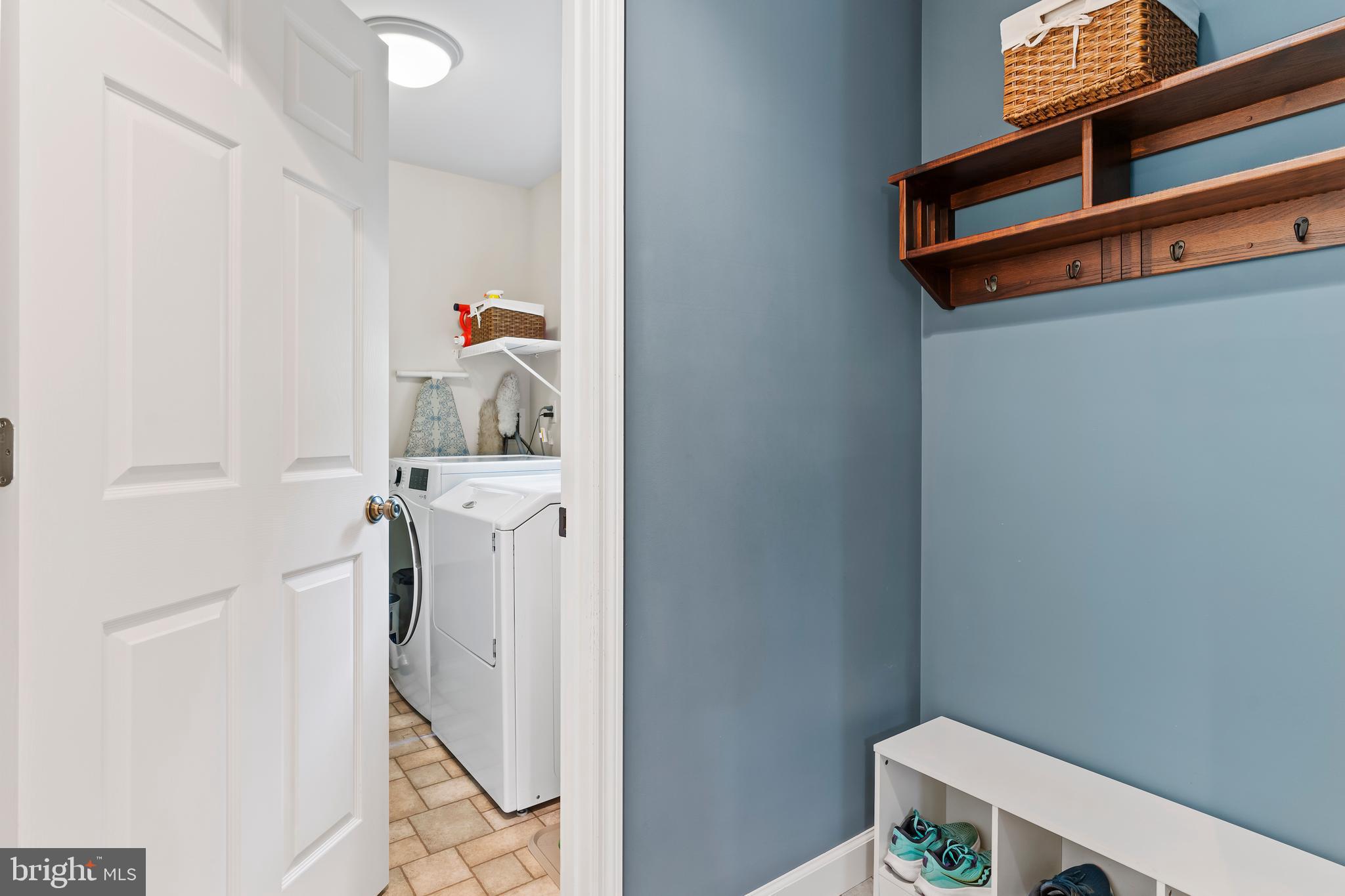 565 Nauvoo Road Lewisberry, PA 17339 - Photo 22 of 40 Coat nook and laundry right inside garage entrance