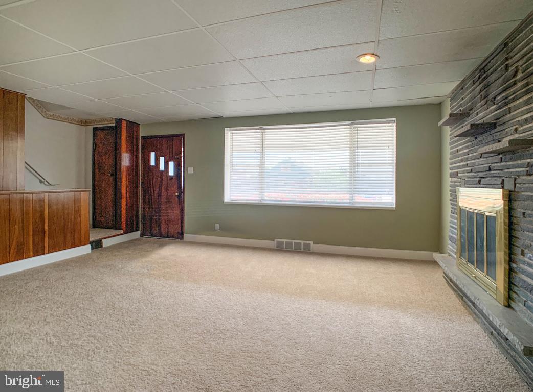 7936 Verree Road Philadelphia, PA 19111 - Photo 10 of 46 Living Room