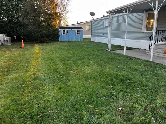 a view of a backyard