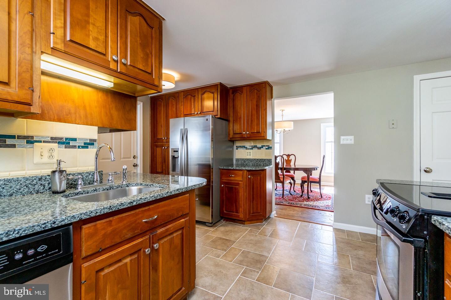 11416 Running Cedar Road Reston, VA 20191 - Photo 17 of 43 KITCHEN WITH EASY ACCESS TO DINKNGVROOM