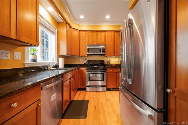 $4,300 | 160 Glenbrook Road, Unit 1A, Stamford, CT 06902