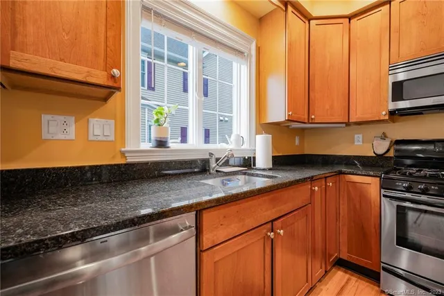 $4,300 | 160 Glenbrook Road, Unit 1A, Stamford, CT 06902