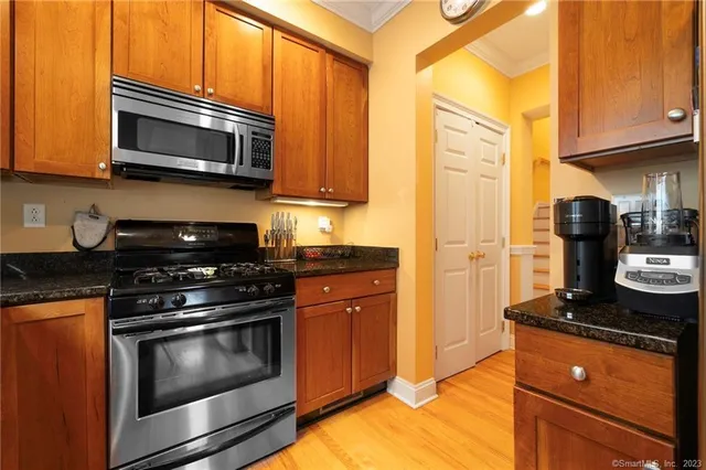 $4,300 | 160 Glenbrook Road, Unit 1A, Stamford, CT 06902