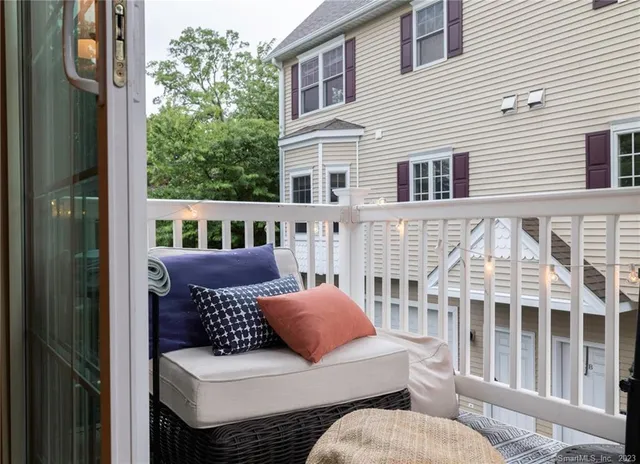 $4,300 | 160 Glenbrook Road, Unit 1A, Stamford, CT 06902