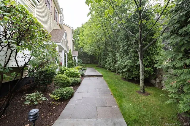 $4,300 | 160 Glenbrook Road, Unit 1A, Stamford, CT 06902