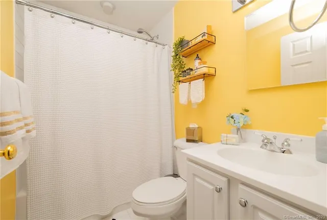 $4,300 | 160 Glenbrook Road, Unit 1A, Stamford, CT 06902