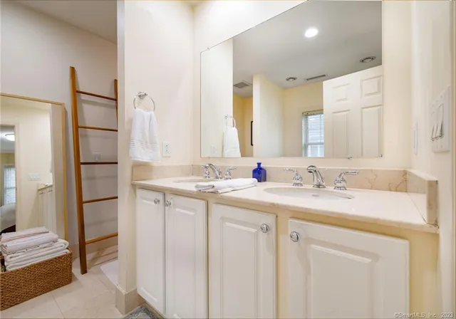 $4,300 | 160 Glenbrook Road, Unit 1A, Stamford, CT 06902