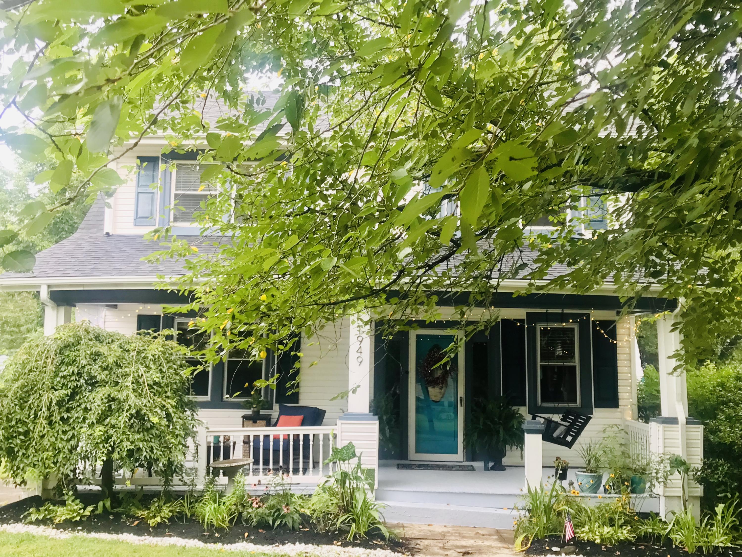 charming front porch!