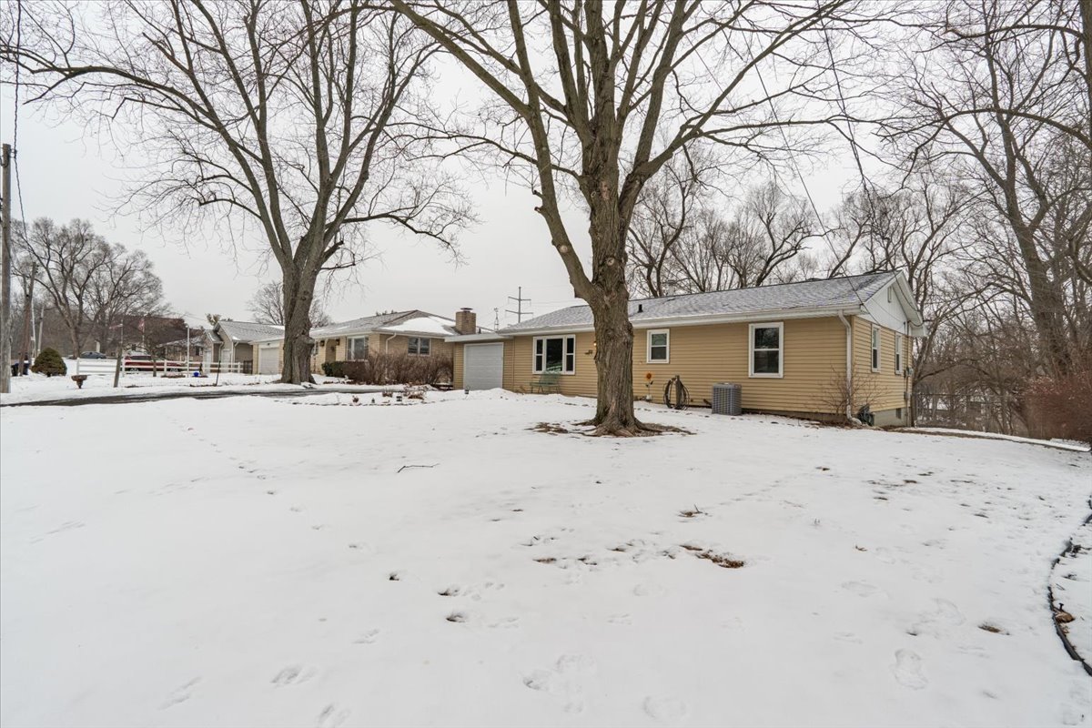 202 Tanner Street Bloomington, IL 61701 - Photo 3 of 39