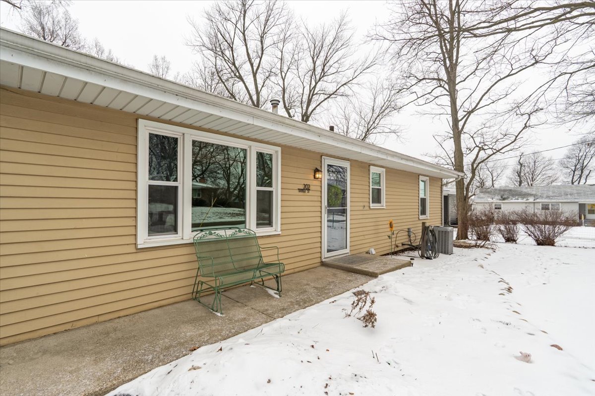 202 Tanner Street Bloomington, IL 61701 - Photo 4 of 39