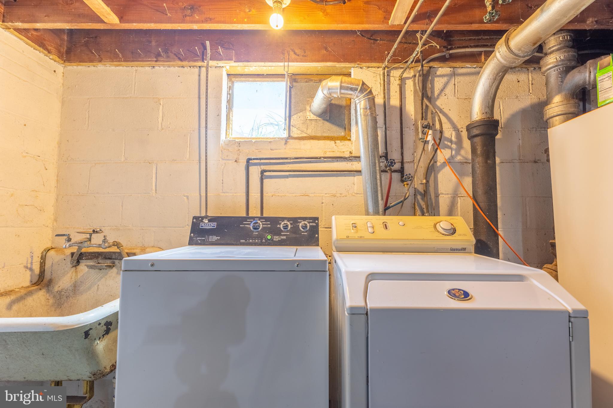 5 Lehigh Road Wilmington, DE 19808 - Photo 12 of 17 a utility room with dryer and washer