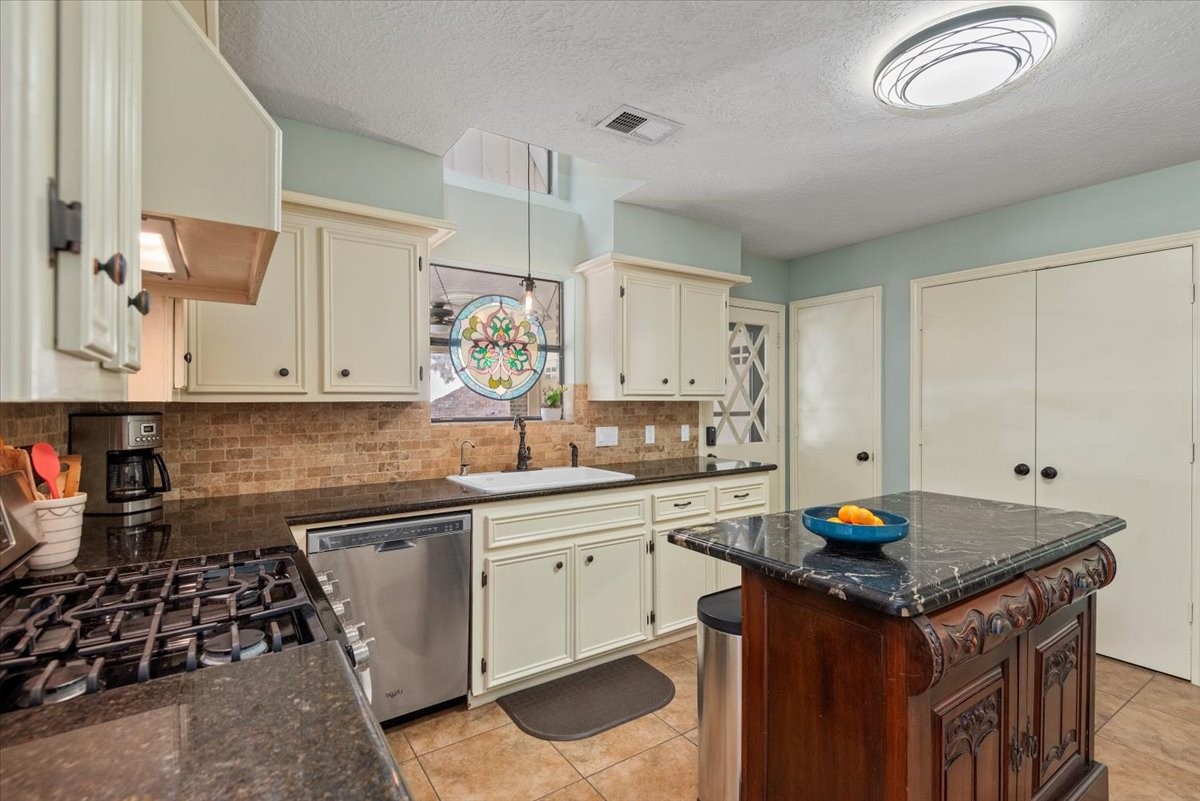 10 Cape Chestnut Drive Spring, TX 77381 - Photo 17 of 39