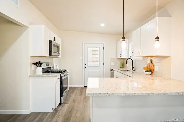 $1,800 | 462 Springwood Lane, San Antonio, TX 78216