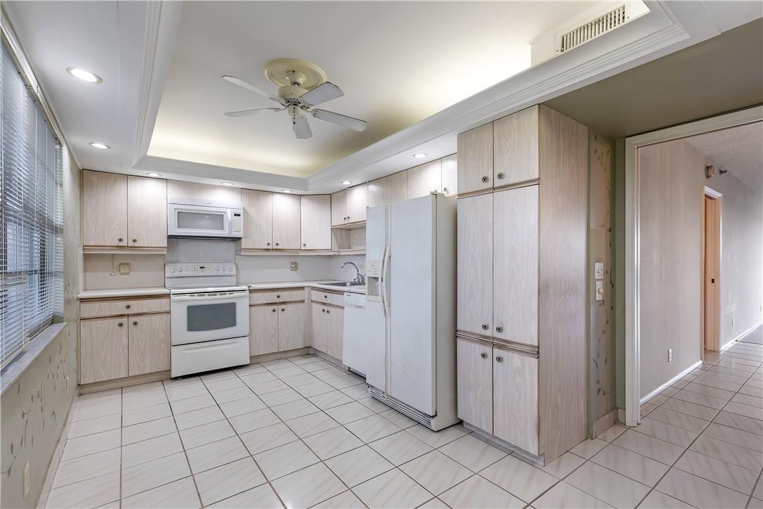 3520 Oaks Way, Unit 607 Pompano Beach, FL 33069 - Photo 12 of 31 Photo 12