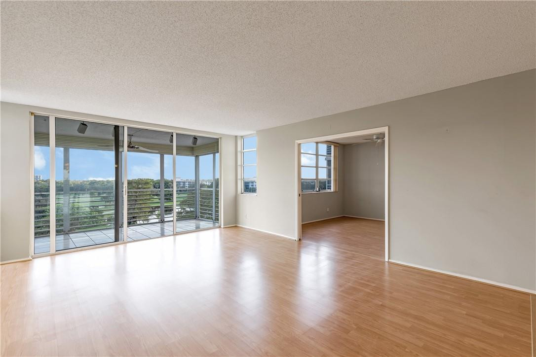 3520 Oaks Way, Unit 607 Pompano Beach, FL 33069 - Photo 4 of 31 Photo 4