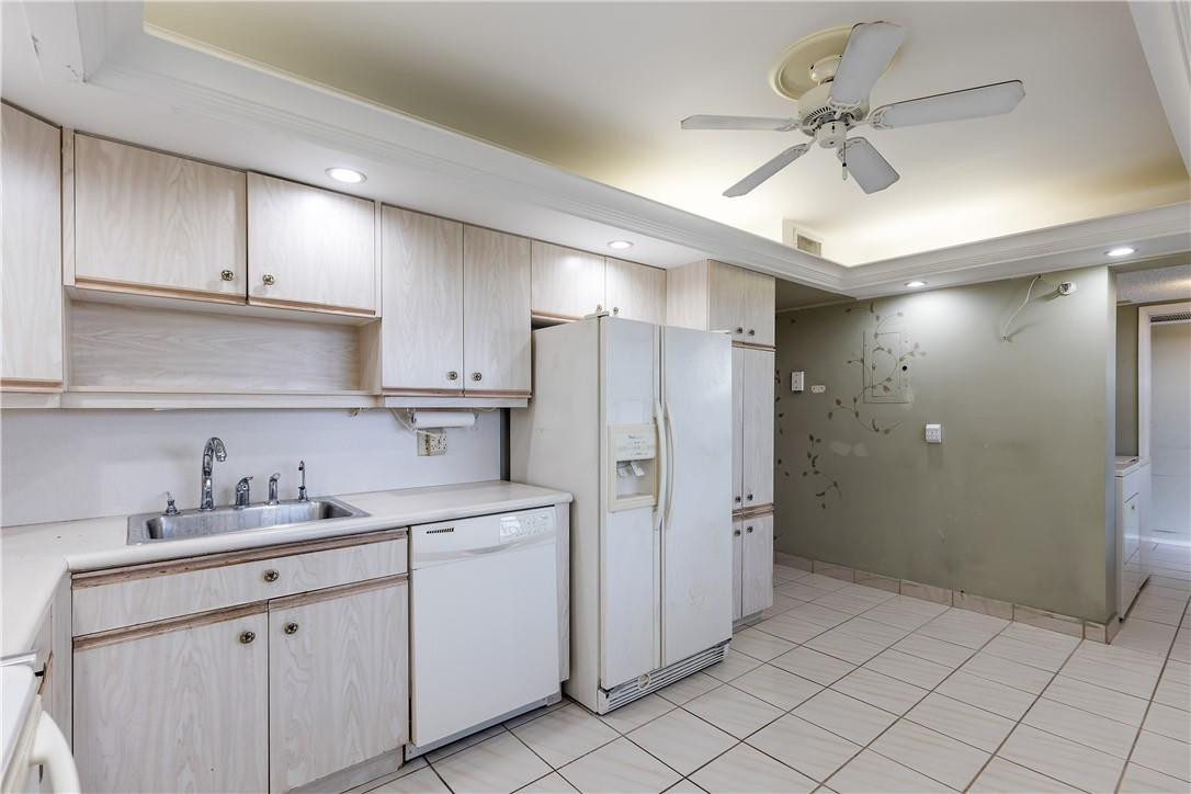 3520 Oaks Way, Unit 607 Pompano Beach, FL 33069 - Photo 10 of 31 Photo 10