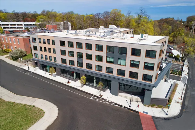 $7,450 | 333 Warner Avenue, Unit 414, Roslyn, NY 11577