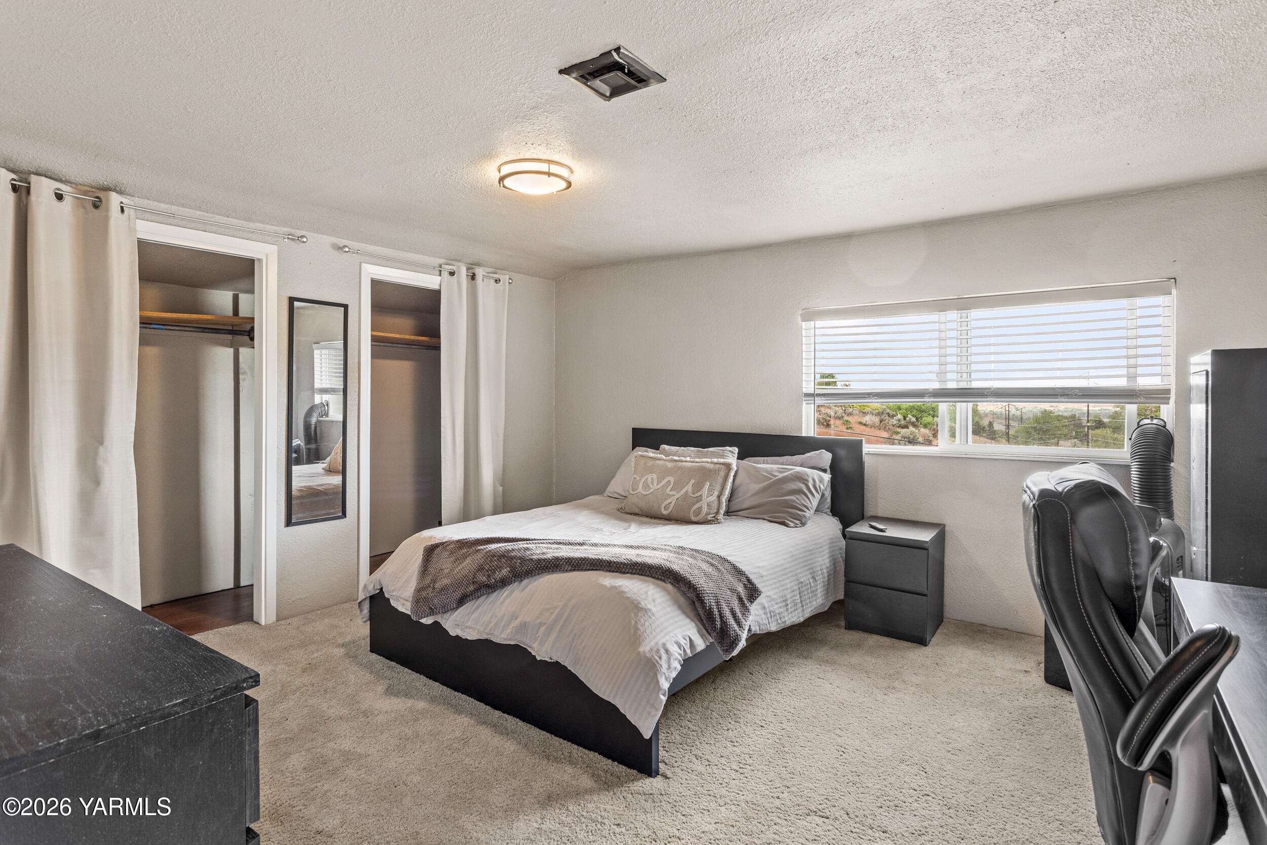 2121 Pleasant Hill Road Selah, WA 98942 - Photo 33 of 38 a bedroom with a bed chair and a window