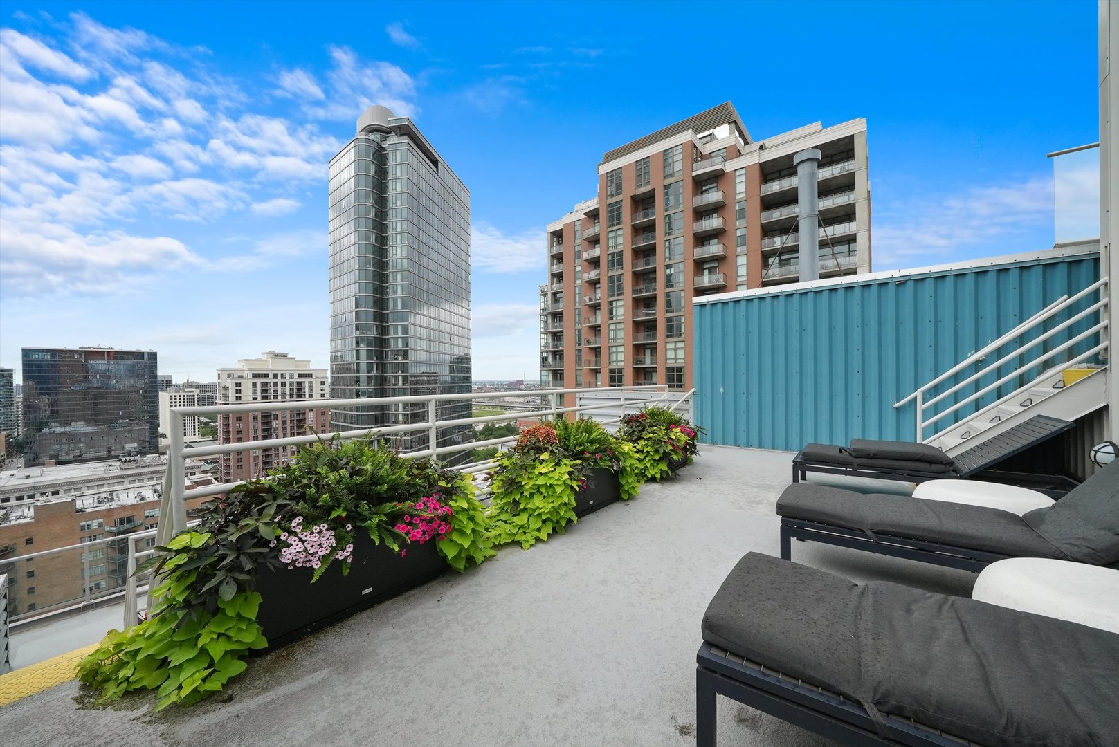 40 East 9th Street, Unit 1005 Chicago, IL 60605 - Photo 25 of 30 a view of a garden with a chair