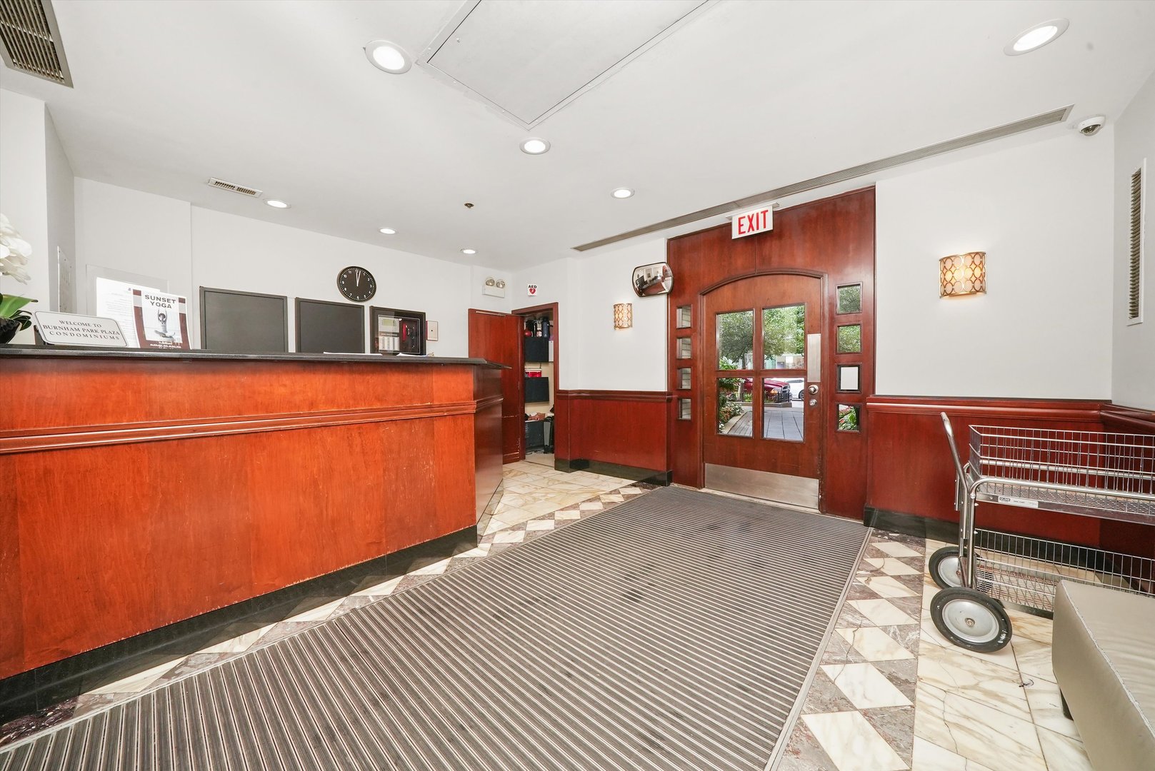 40 East 9th Street, Unit 1005 Chicago, IL 60605 - Photo 3 of 30 a living room with furniture with kitchen view and wooden floors