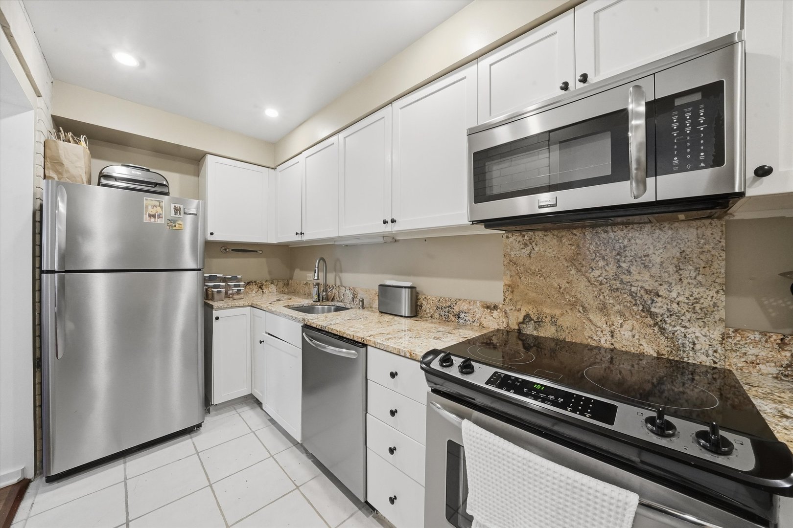 40 East 9th Street, Unit 1005 Chicago, IL 60605 - Photo 9 of 30 a kitchen with stainless steel appliances a stove a microwave and a refrigerator