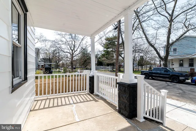 a view of a pathway of a house with wooden fence