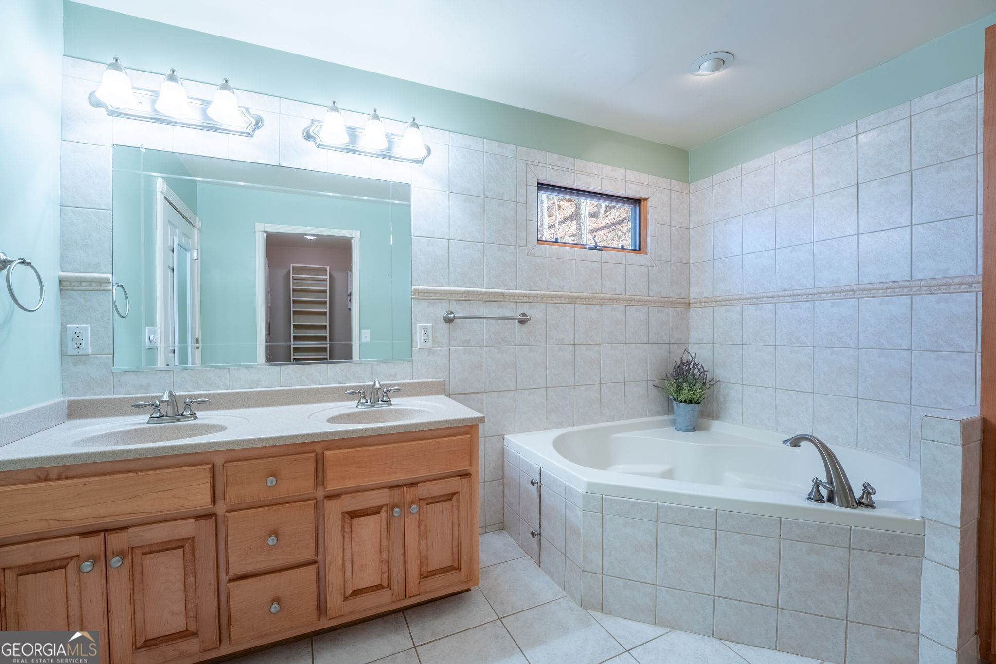 44 Juniper Trail Clayton, GA 30525 - Photo 24 of 87 a bathroom with a tub a sink and mirror