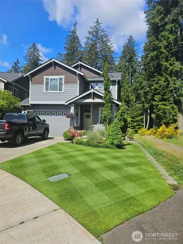 a view of a yard in front of house