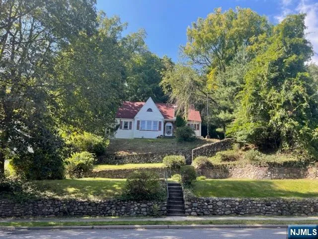 $749,000 | 109 Franklin Turnpike, Ho-Ho-Kus, NJ 07423