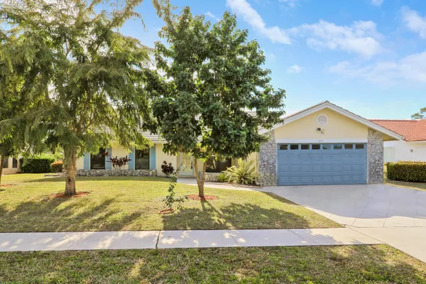 a view of a yard in front of house