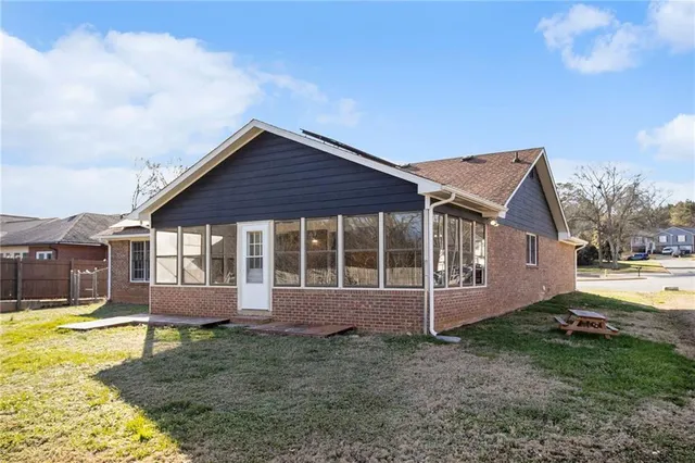 a view of a house with a yard