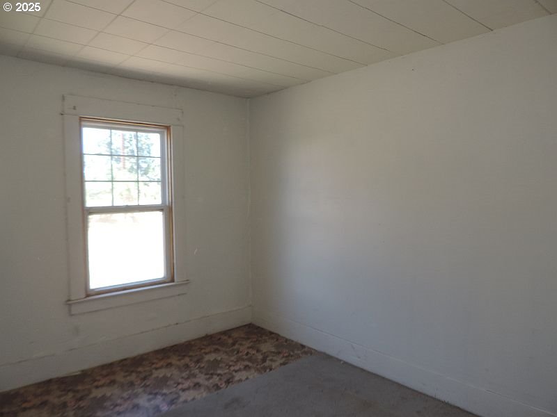 314 Northwest 2nd Street Grass Valley, OR 97029 - Photo 16 of 26 an empty room with a window
