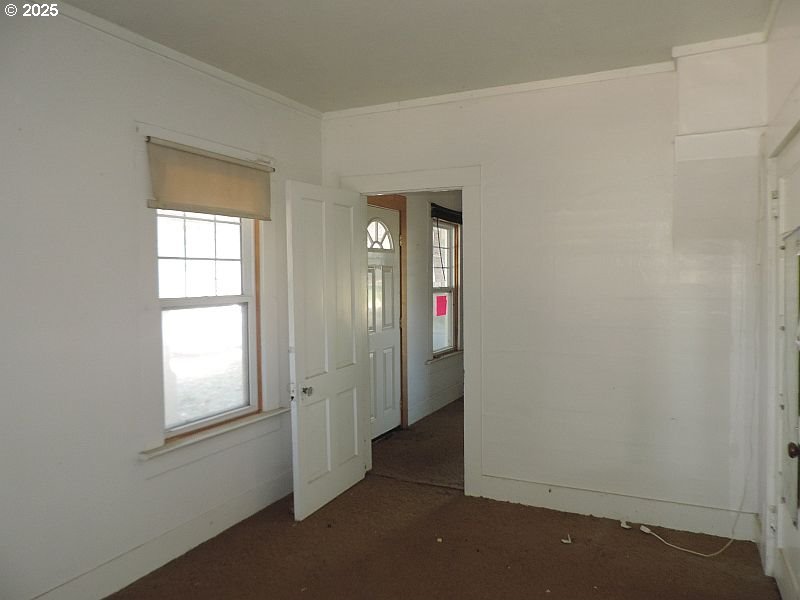 314 Northwest 2nd Street Grass Valley, OR 97029 - Photo 17 of 26 an empty room with windows and closet