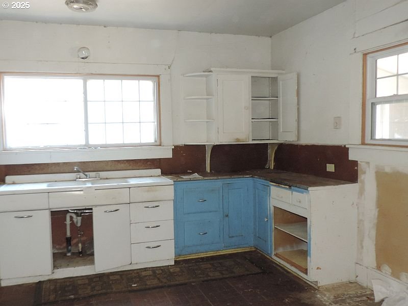 314 Northwest 2nd Street Grass Valley, OR 97029 - Photo 20 of 26 a kitchen with a sink and a stove