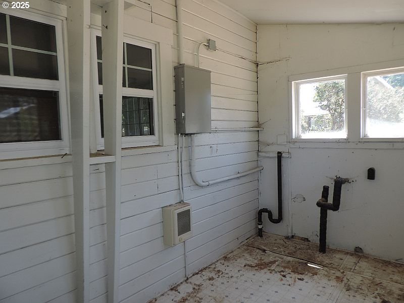 314 Northwest 2nd Street Grass Valley, OR 97029 - Photo 23 of 26 a bathroom with a window