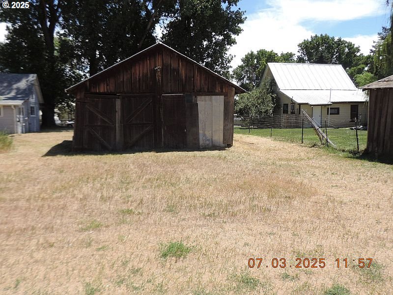 314 Northwest 2nd Street Grass Valley, OR 97029 - Photo 25 of 26 a backyard of a house with table and chairs
