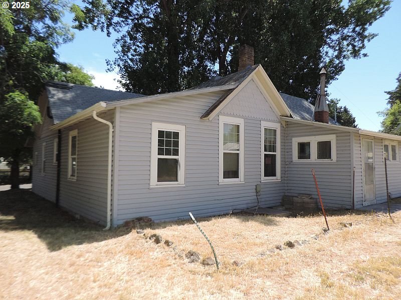 314 Northwest 2nd Street Grass Valley, OR 97029 - Photo 6 of 26 a front view of a house with a yard
