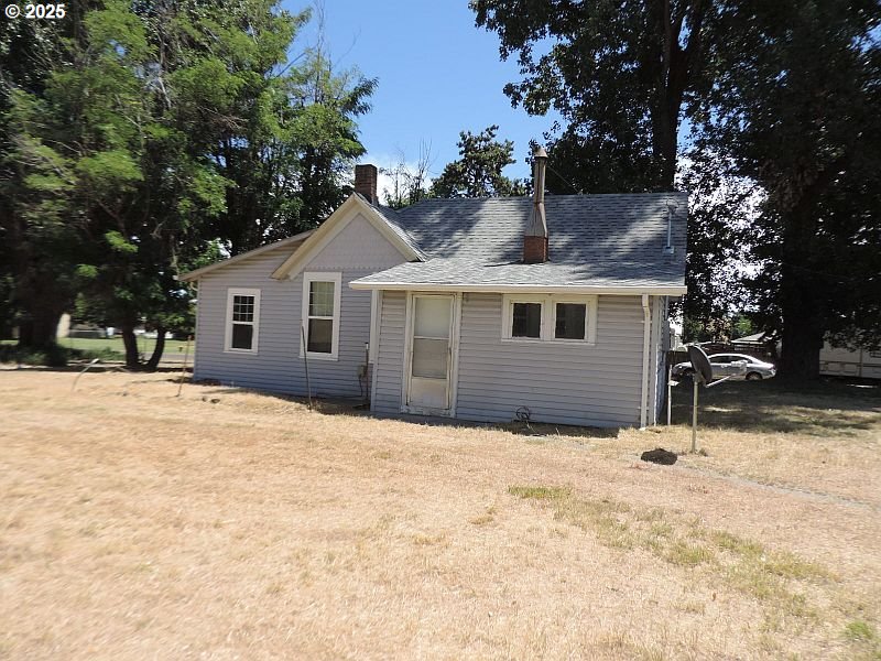 314 Northwest 2nd Street Grass Valley, OR 97029 - Photo 7 of 26 a backyard of a house with a tree