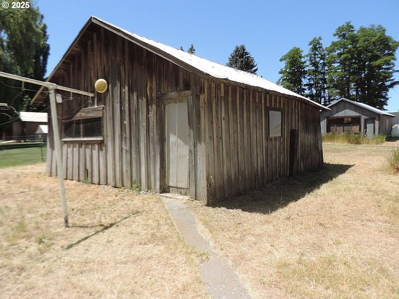 314 Northwest 2nd Street Grass Valley, OR 97029 - Photo 10 of 26 a backyard of a house