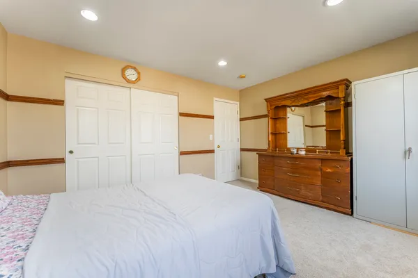 $649,900 | 6085 Irene Drive, Hoffman Estates, IL 60192