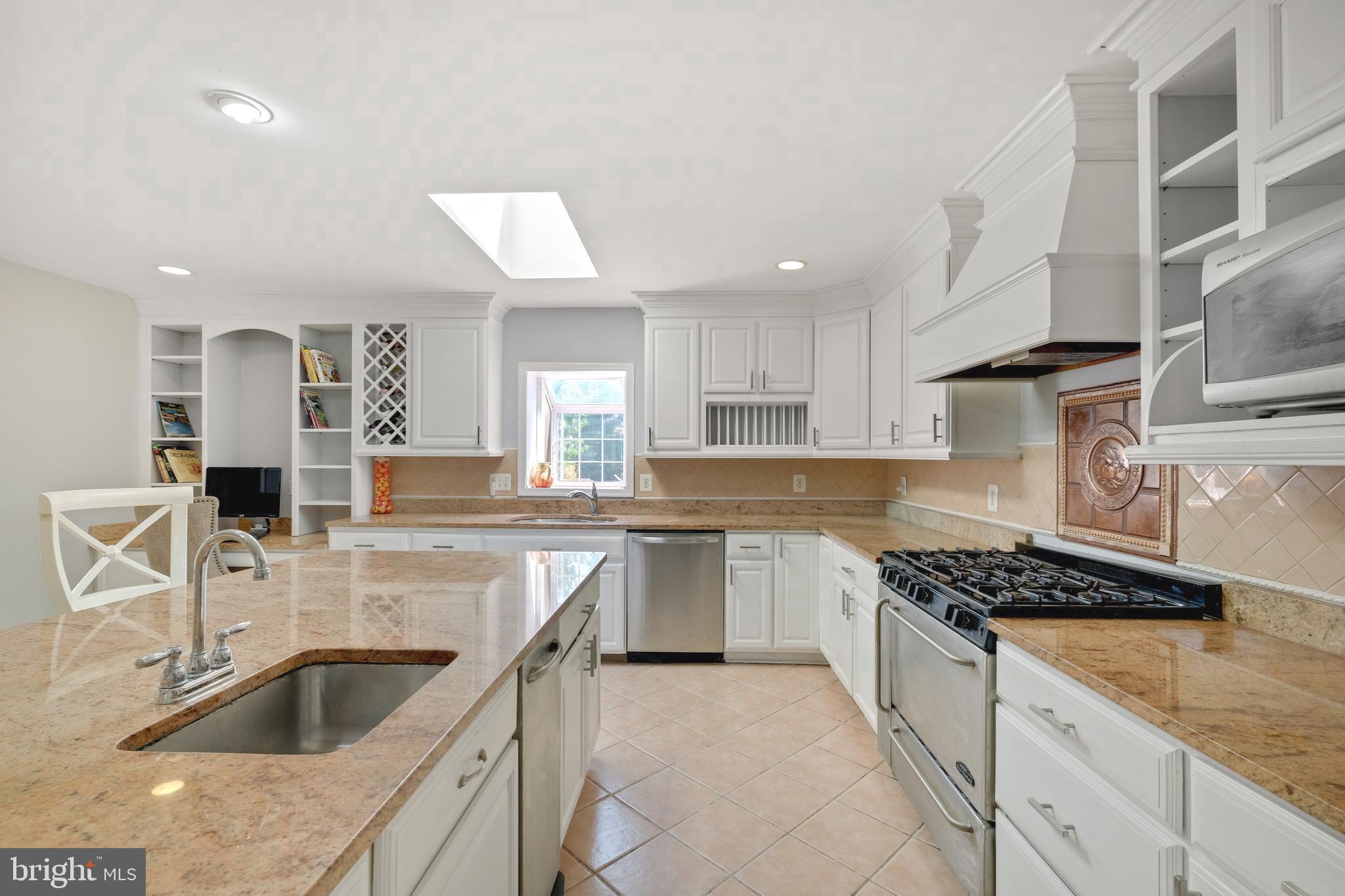 9713 River Road Potomac, MD 20854 - Photo 11 of 58 GOURMET KITCHEN