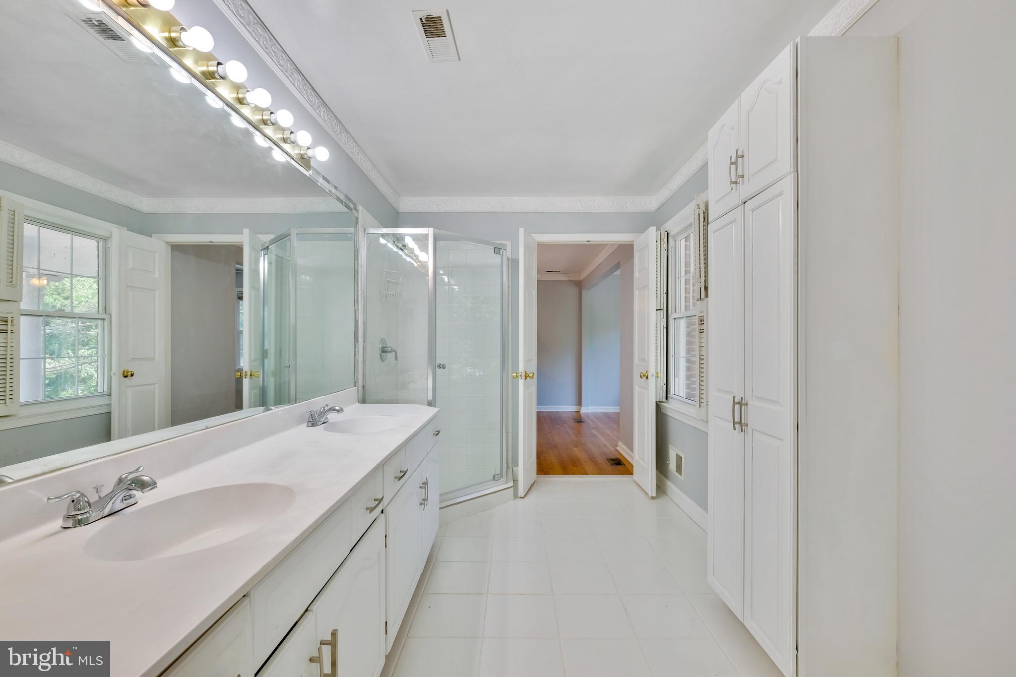 9713 River Road Potomac, MD 20854 - Photo 30 of 58 OWNER'S BATH