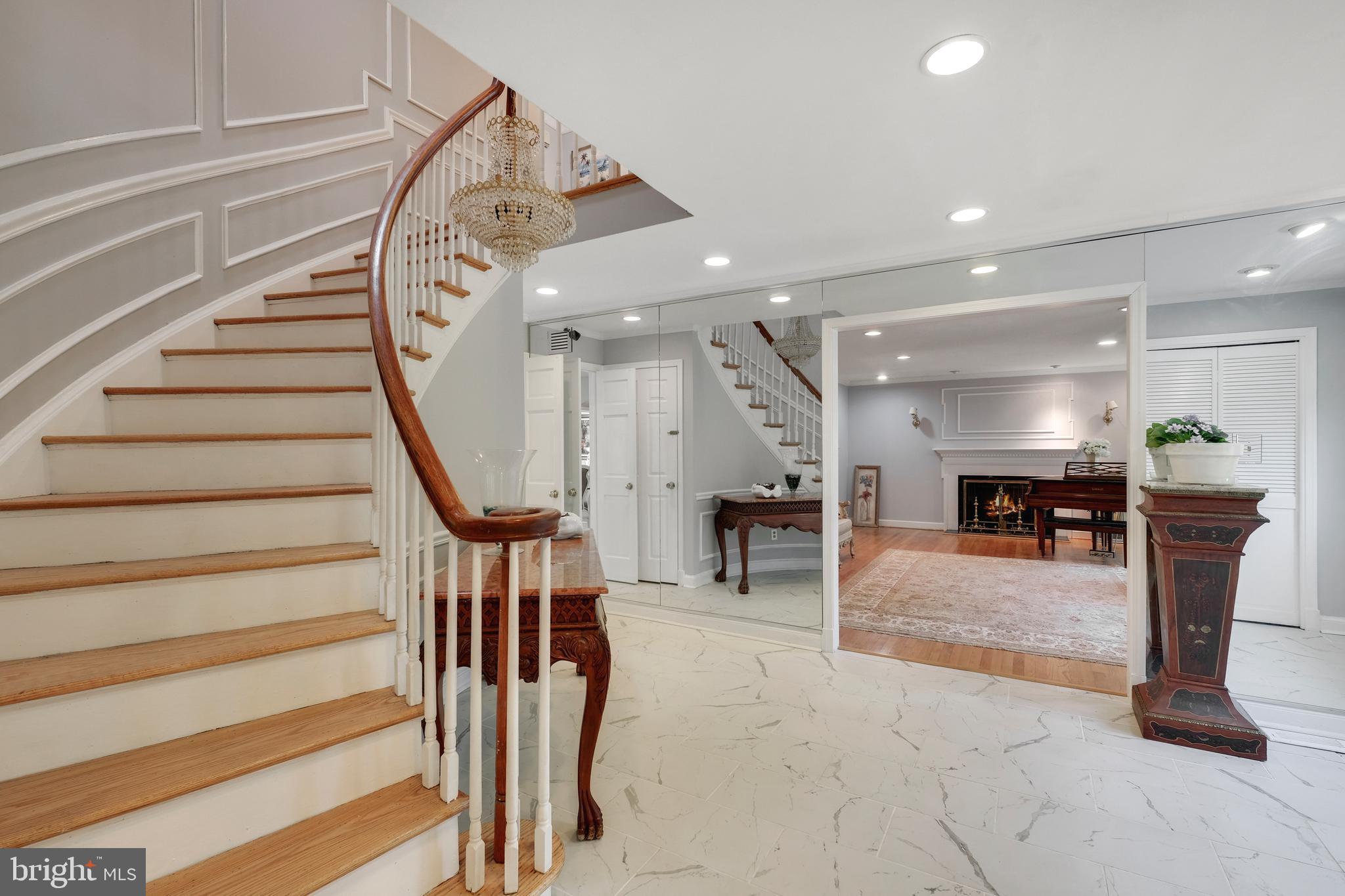 9713 River Road Potomac, MD 20854 - Photo 5 of 58 FOYER