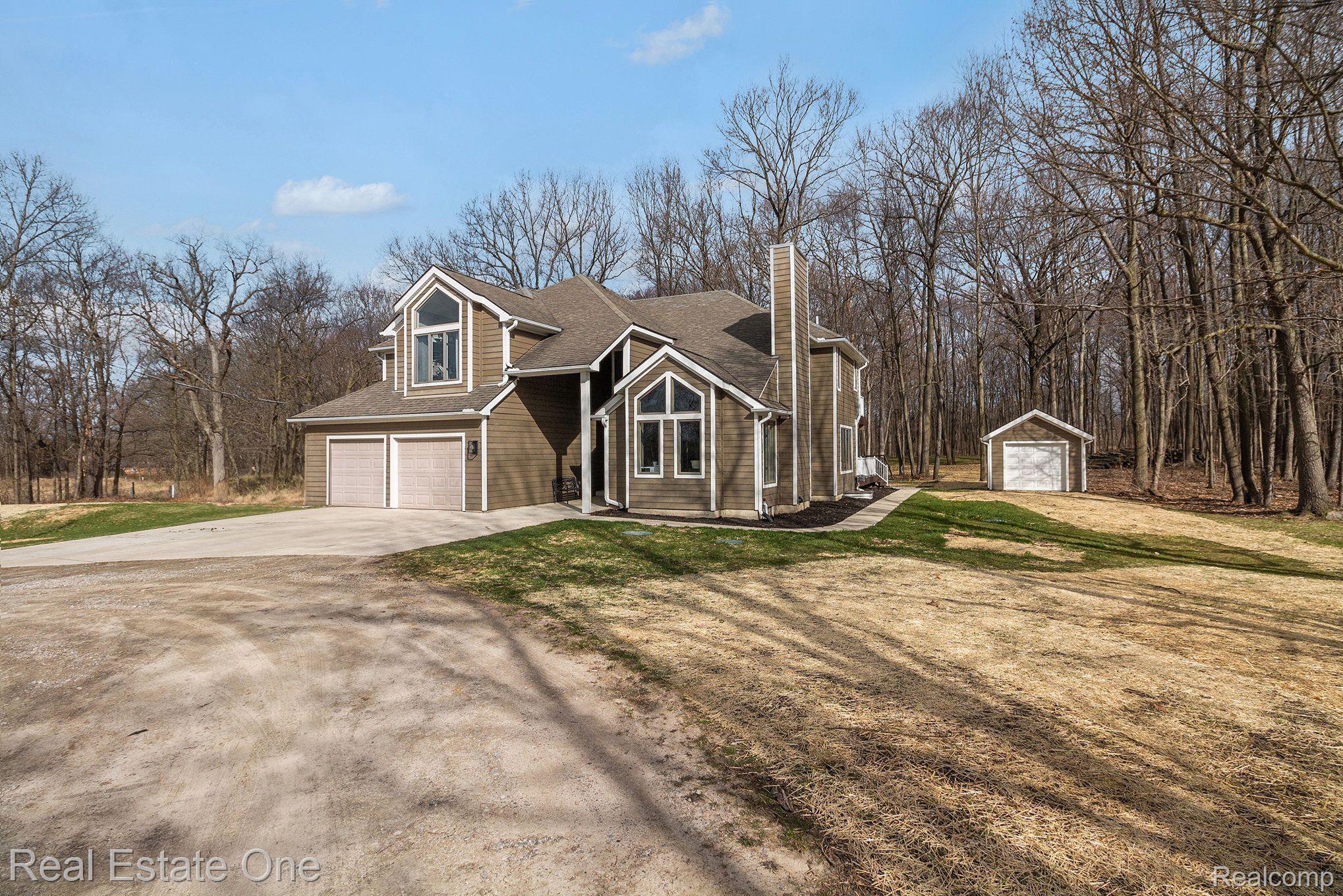 8155 Sheraton Park Road Fenton, MI 48430 - Photo 2 of 37