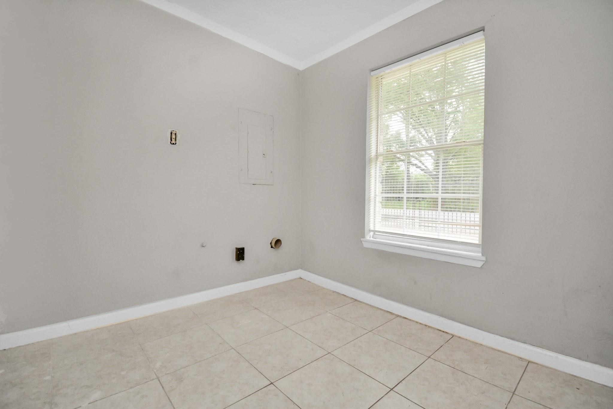 8622 Elbert Street, Unit B Houston, TX 77028 - Photo 11 of 21 an empty room with a window