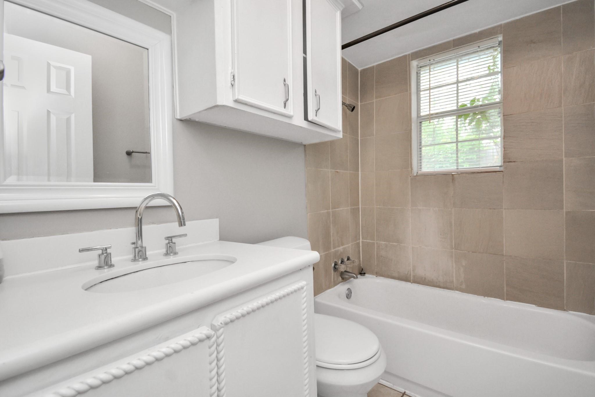 8622 Elbert Street, Unit B Houston, TX 77028 - Photo 12 of 21 a bathroom with a sink a toilet and bathtub