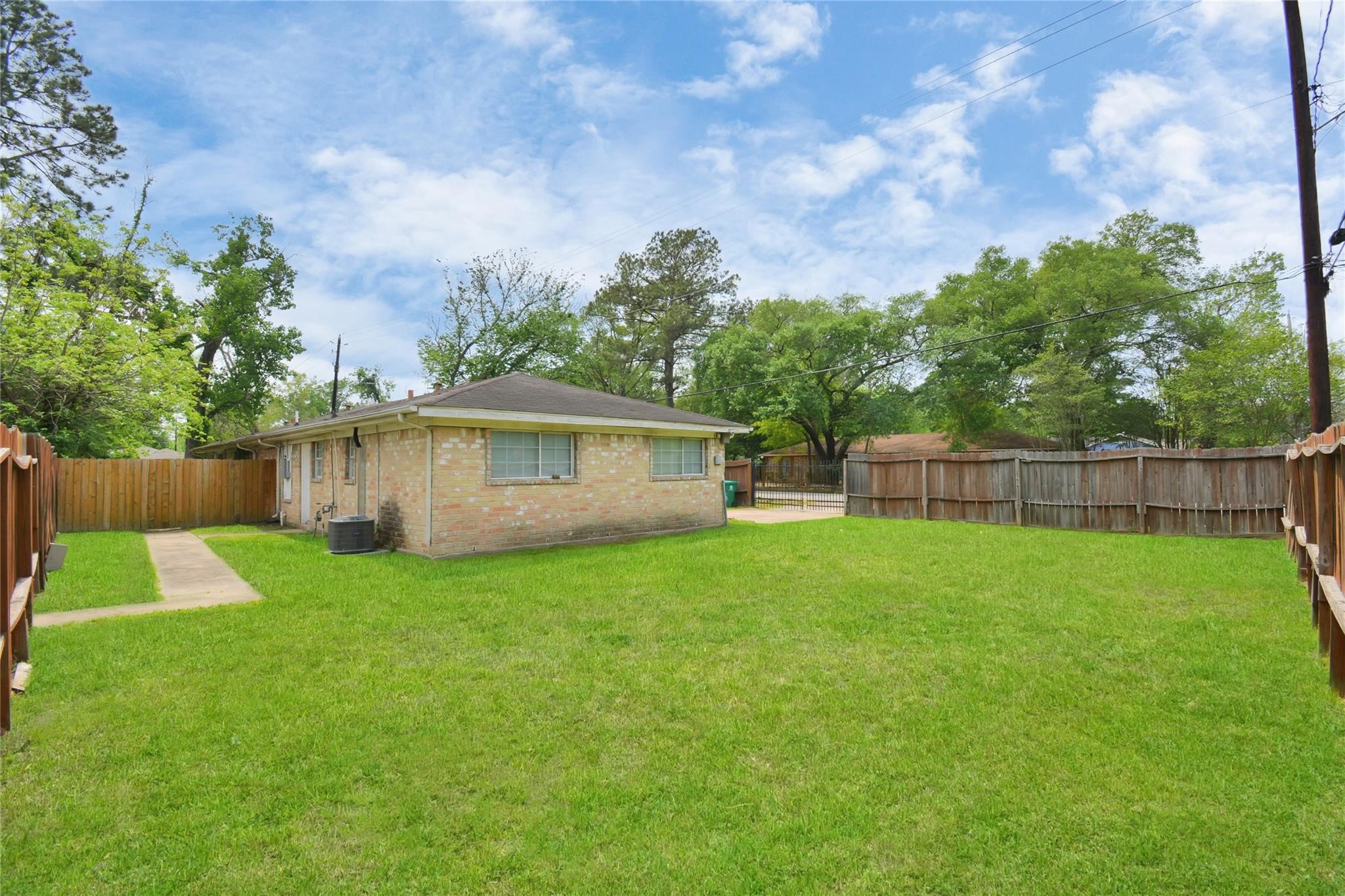 8622 Elbert Street, Unit B Houston, TX 77028 - Photo 19 of 21 a backyard of a house with lots of green space