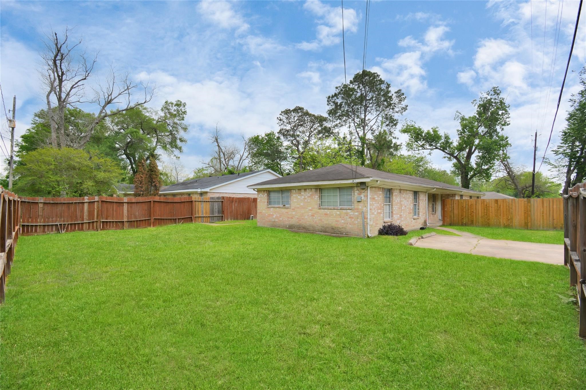 8622 Elbert Street, Unit B Houston, TX 77028 - Photo 20 of 21 a front view of a house with garden