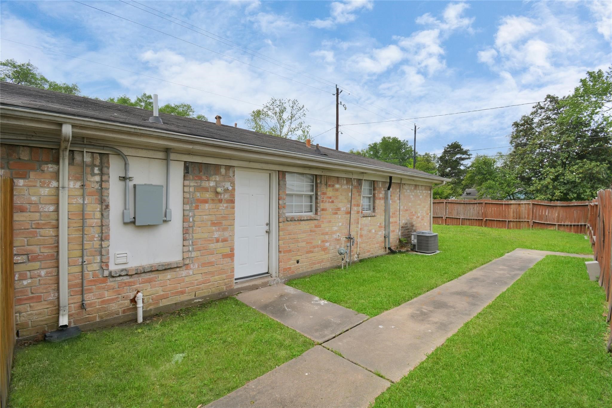 8622 Elbert Street, Unit B Houston, TX 77028 - Photo 21 of 21 a view of a back yard of the house