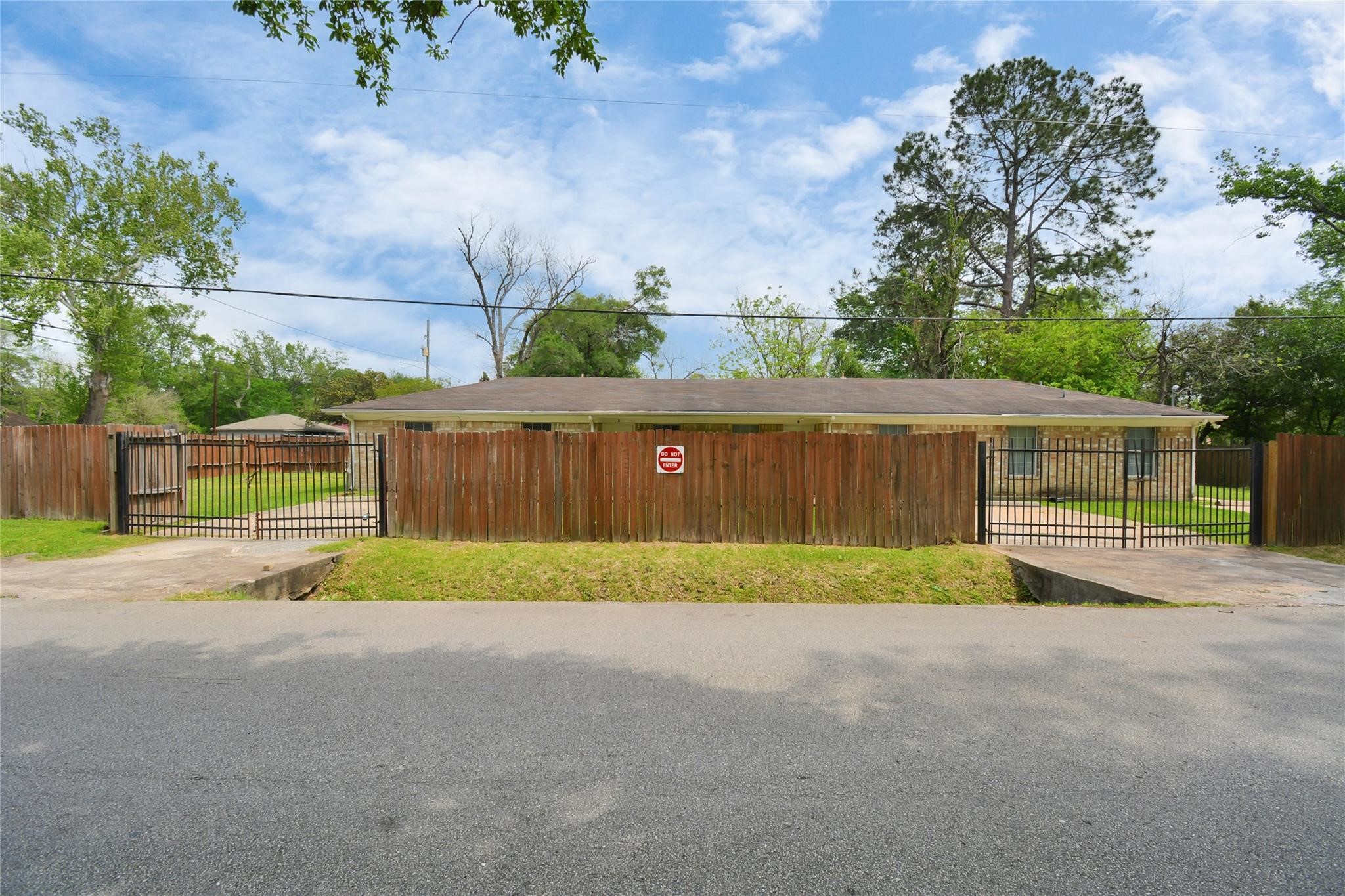 8622 Elbert Street, Unit B Houston, TX 77028 - Photo 3 of 21 a view of backyard and house